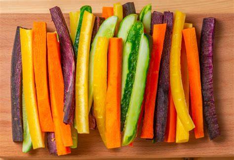 Verduras cortadas en juliana para patatas a lo pobre