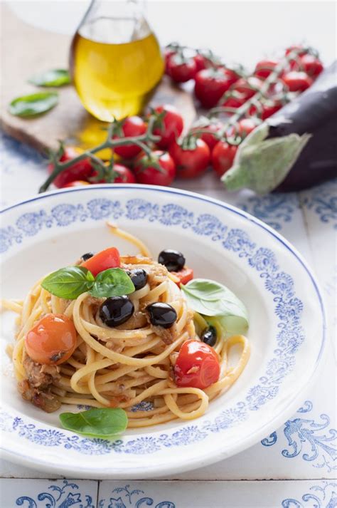 Plato de pasta fresca con berenjenas y tomatitos