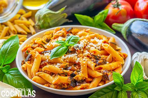 Ingredientes frescos para preparar pasta con berenjenas y tomate