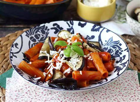 Plato tradicional de Pasta alla Norma con berenjena frita y ricotta salada