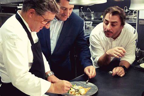 Hermanos Torres cocinando Coca Roca