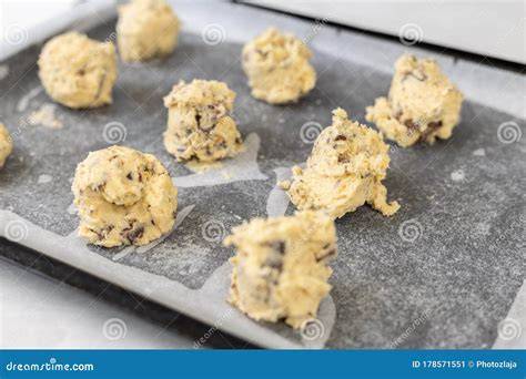 Galletas con Lacasitos crudas listas para hornear en bandeja