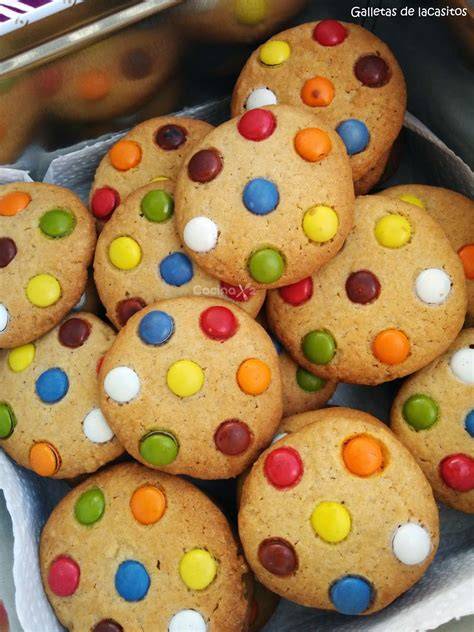 Galletas de Lacasitos en un recipiente hermético para conservar