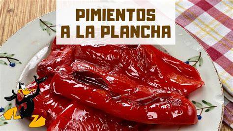Pimientos en rodajas asándose en plancha eléctrica