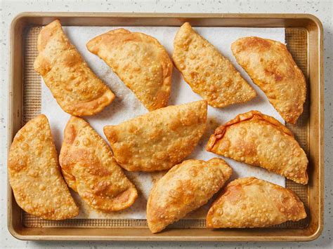 variedad de empanadas fritas recién hechas en una bandeja
