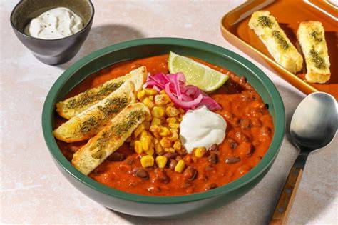 Estofado de frijoles ahumados al estilo mexicano con guarniciones