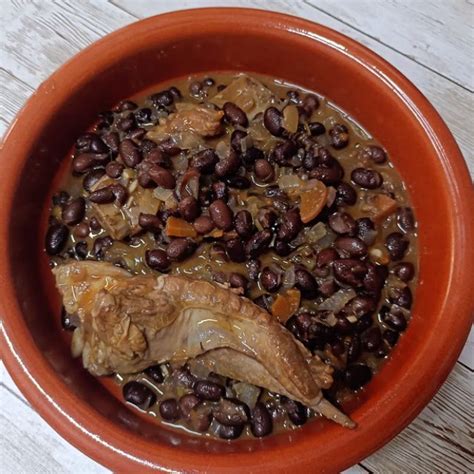 Alubias negras con costillas en un plato tradicional