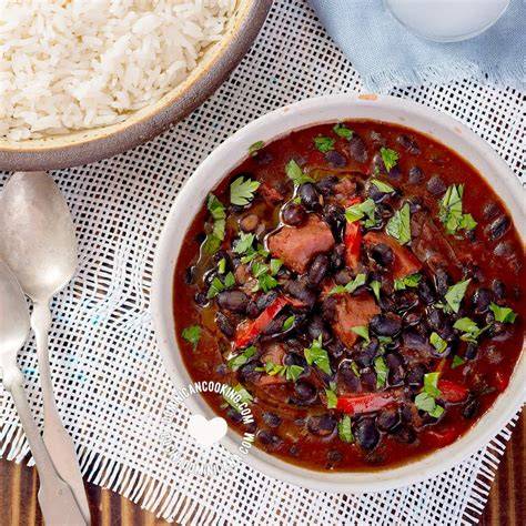 Habichuelas negras guisadas con longaniza y arroz