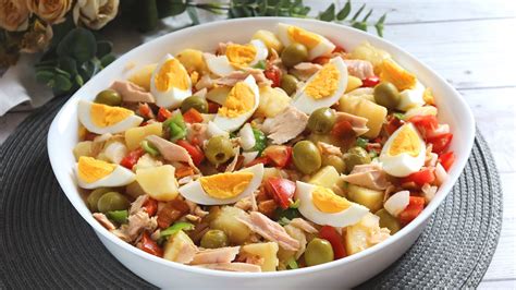 Ingredientes básicos de la ensalada campera: patatas, huevo, pepino, tomate, pimiento, cebolla y bonito