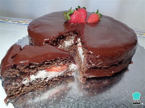 Tarta de chocolate y fresas terminada