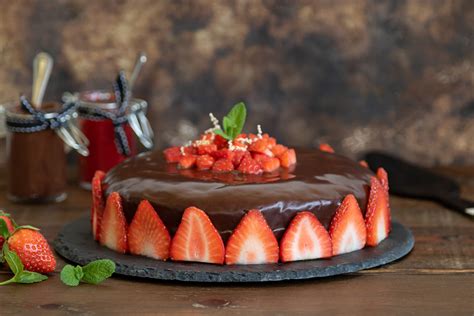 Tarta de chocolate y fresas decorada con menta