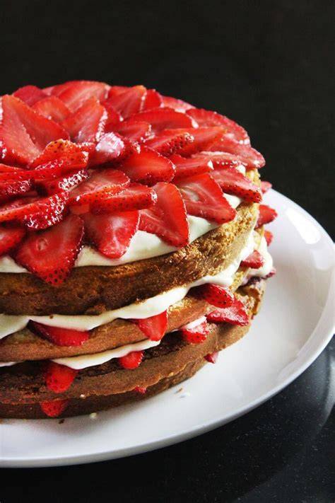 Capas de bizcocho con crema y fresas