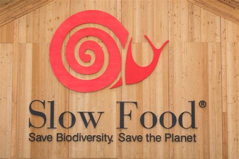 Logotipo de Slow Food y la Red de Jóvenes de Slow Food (SFYN)