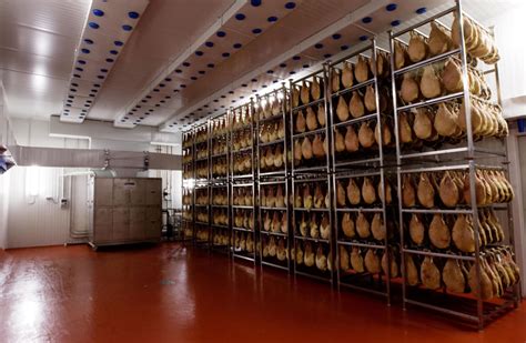 interior de secadero industrial de embutidos y jamones con control climático