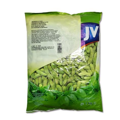Vainas de edamame frescas en una rama