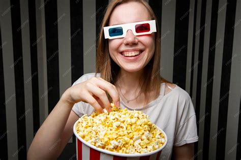 Persona comiendo palomitas de microondas viendo una película