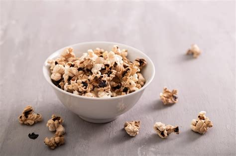 Palomitas de maíz quemadas en un tazón