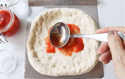 Pizza casera horneada con bordes crujientes