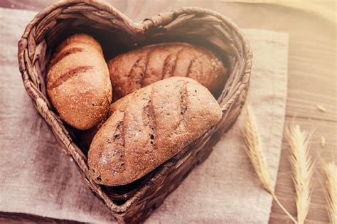 Cuernitos de pan recién horneados en una cesta