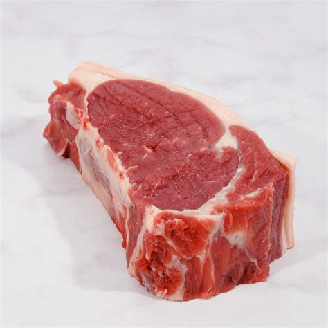 Corte de bife de chorizo crudo con su capa de grasa