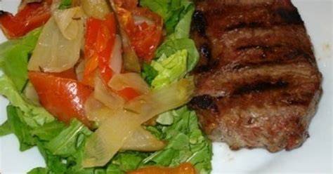 Plato de bife de chorizo con guarniciones saludables
