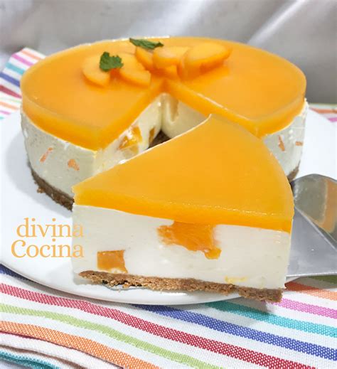 Tarta de yogur y melocotón con rodajas de fruta