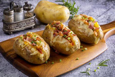 Patatas asadas rellenas en un puesto