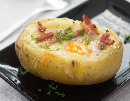 Patata asada rellena con queso gratinado