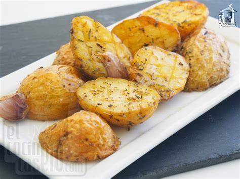 Patatas asadas doradas en una bandeja