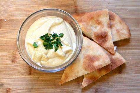 Triángulos de pan de pita fritos con hummus