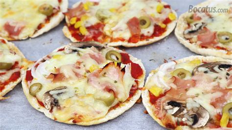 Mini pizzas con pan de pita e ingredientes variados