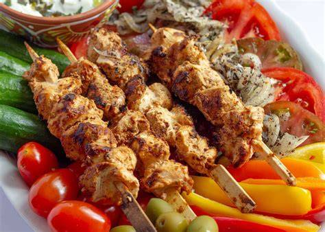 Brochetas de pollo shish taouk en pan de pita