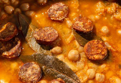 Ingredientes frescos para callos a la gallega
