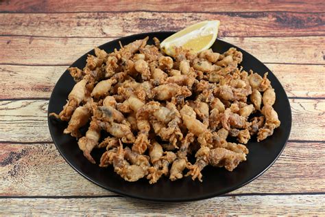 Plato de puntillitas fritas crujientes servidas con una rodaja de limón