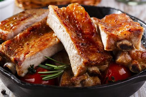 costillas de cerdo horneadas y doradas servidas en un plato