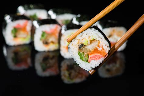 Etiqueta para comer sushi: uso correcto de palillos y salsas
