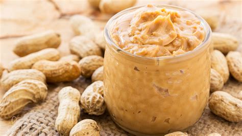 Crema de maní casera en un frasco de vidrio