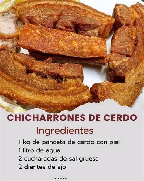 Plato de chicharrones de cerdo dorados y crujientes