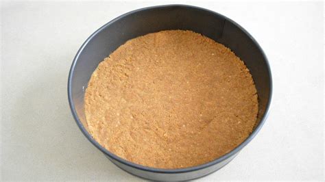 Molde con base de galleta horneándose