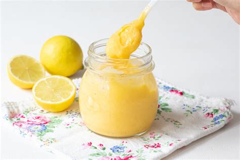 Lemon curd en un recipiente transparente