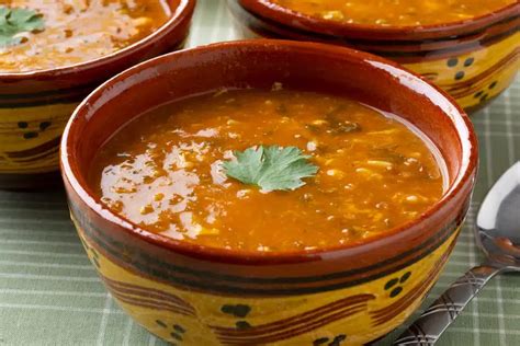 Sopa Harira tradicional marroquí con limón y cilantro