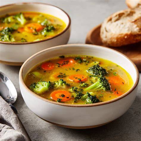 Sopa cremosa de verduras con hierbas frescas