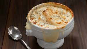 Sopa de cebolla gratinada con queso derretido