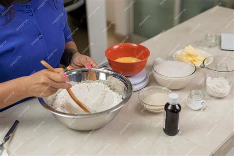 Mezclando ingredientes para tortas de carne