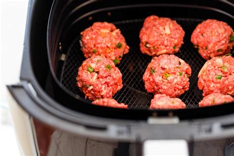 Sliders y albóndigas en la cesta de la freidora de aire