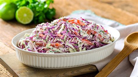 Ensalada de repollo cremosa con cilantro y limón en un tazón