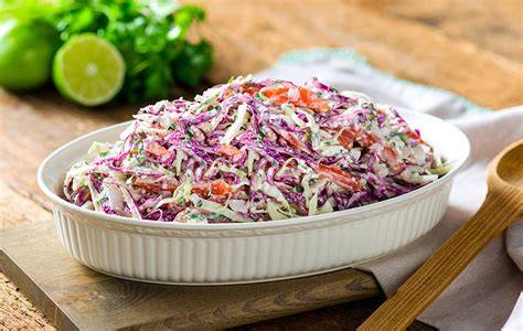 Ingredientes frescos para la ensalada de repollo: repollo, cilantro, limón