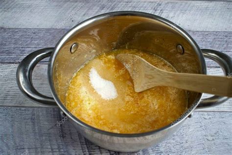 Azúcar caramelizándose en una cacerola