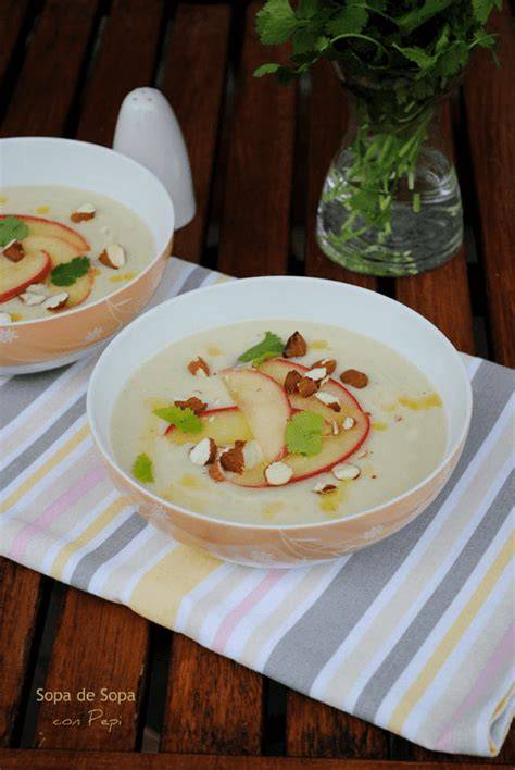 Sopa de apio nabo con manzana y nueces servida