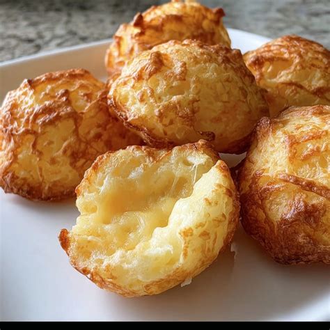 Buñuelos de brócoli dorados y crujientes listos para servir